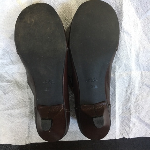 Leather heeled pumps with beautiful stitches. - Picture 6 of 8